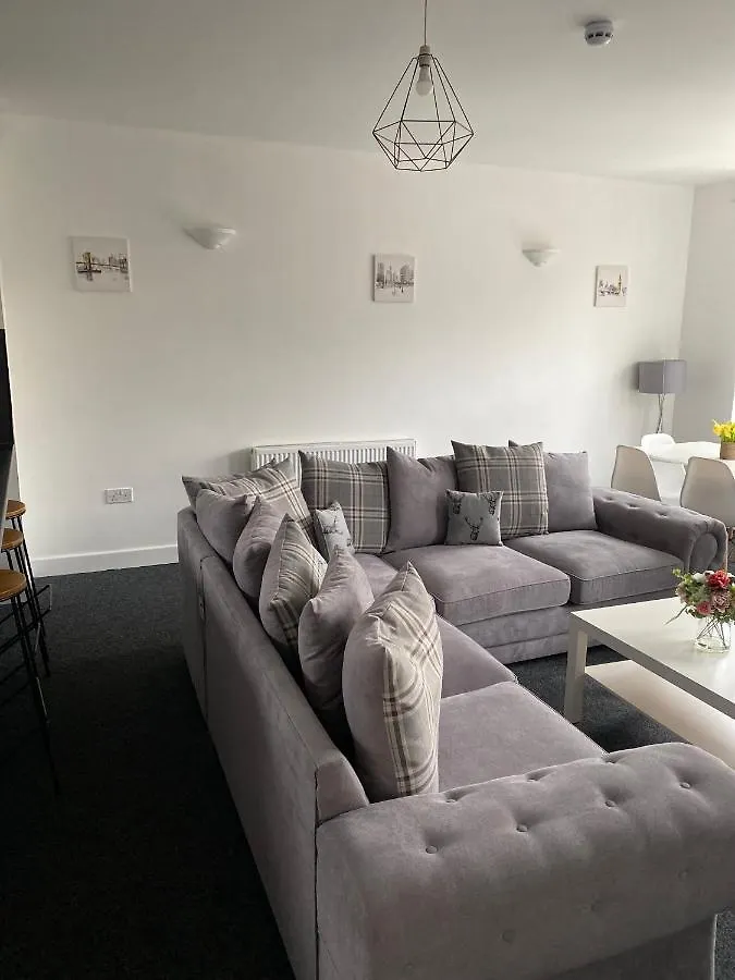 8 Bed 9 Bath Ensuite House With Hot Tub And Free Parking Sheffield Holiday home