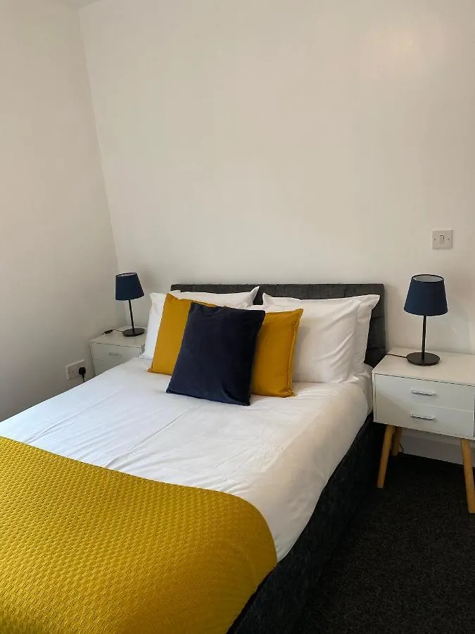 8 Bed 9 Bath Ensuite House With Hot Tub And Free Parking Sheffield Holiday home