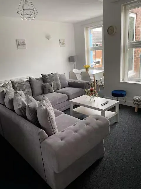 8 Bed 9 Bath Ensuite House With Hot Tub And Free Parking Sheffield Holiday home